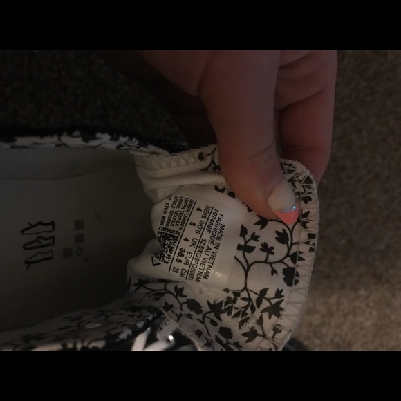 Converse - Picture 2 of 2